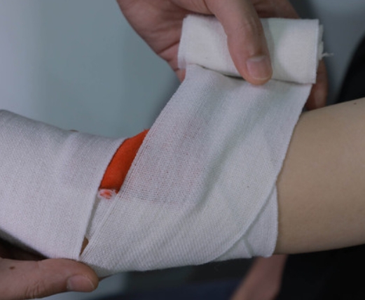 上班路上被撞腿骨伤，应不应该算工伤